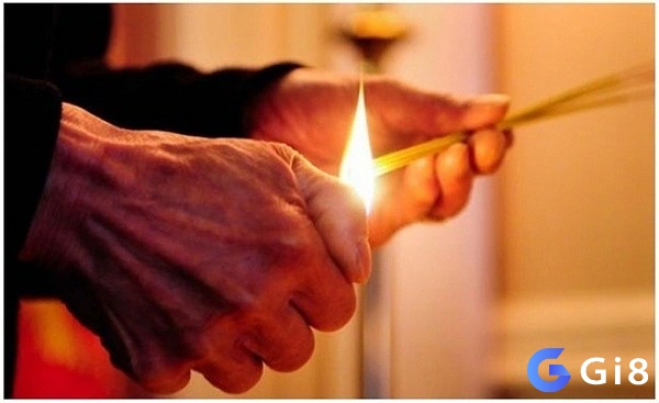 Giải mã giấc mơ thấy thắp hương và con số đi kèm
