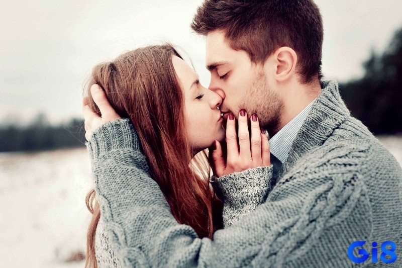 Mơ thấy hôn người lạ mang tới bộ số đề lộc lá theo bối cảnh