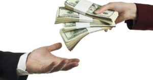 Giải mã giấc mơ có người cho tiền điềm gì? Đánh con gì?