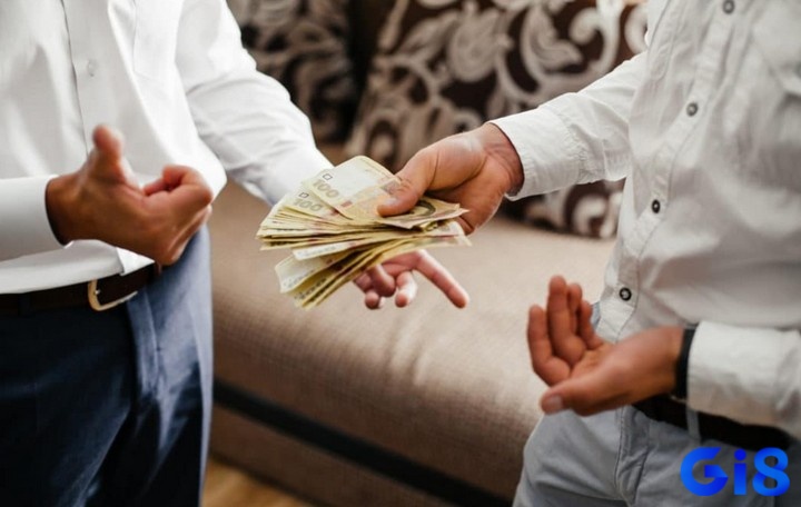 Chiêm bao thấy mình đưa tiền cho người thân có thể là dấu hiệu rằng bạn sắp nhận được sự giúp đỡ